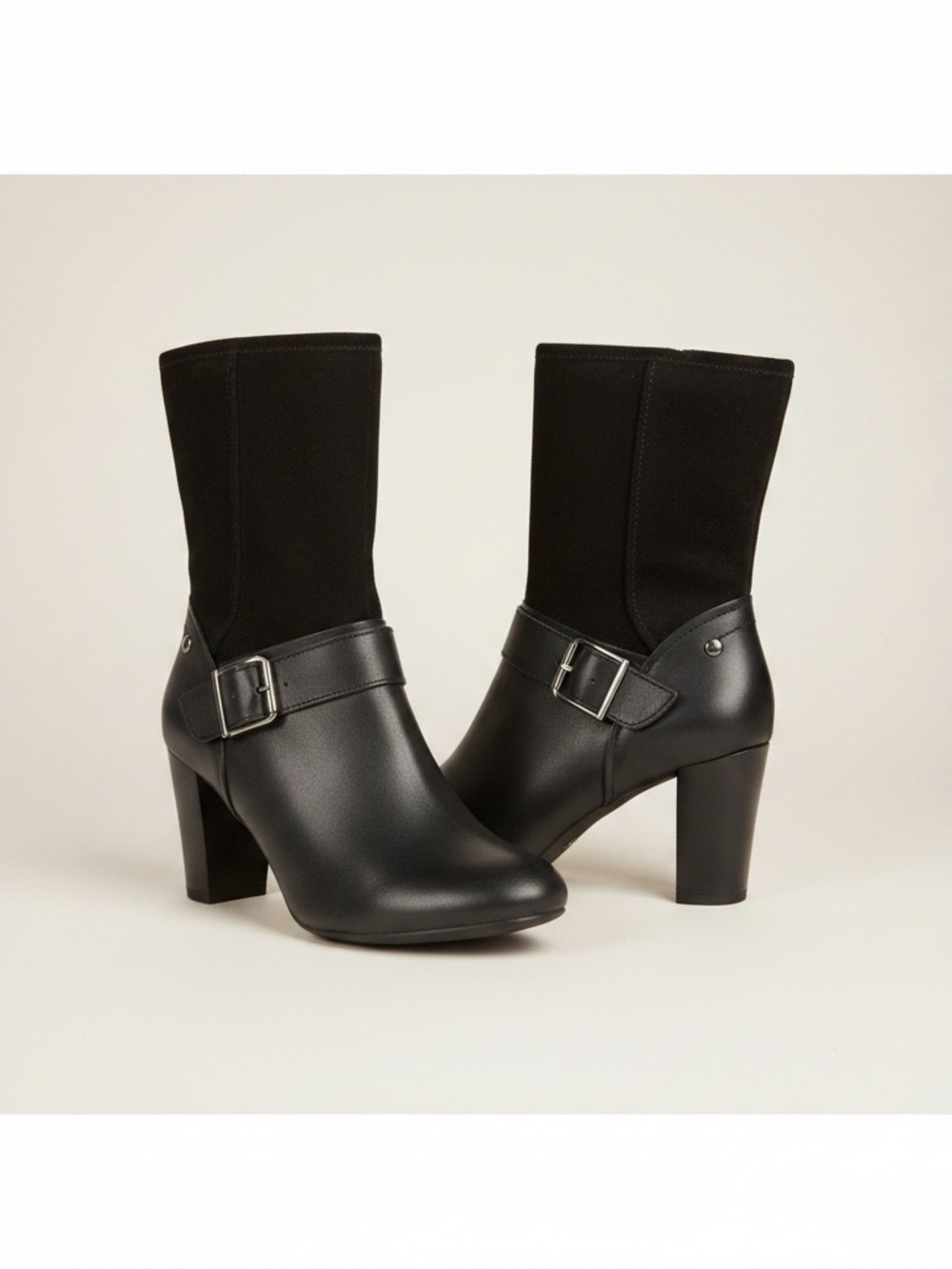 𝅺Hush Puppies black lather heel boots size 6